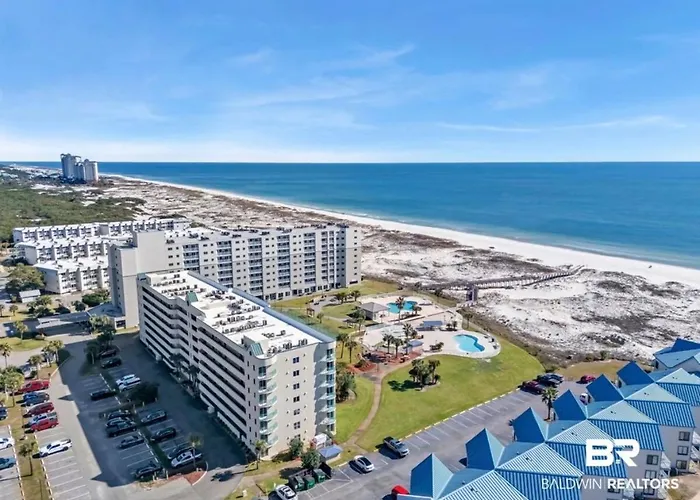 Beachfront Getaway W Pools, Sauna & Ocean Views Apartment *